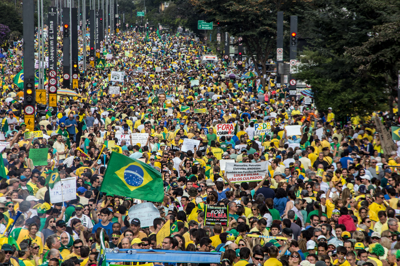 PROTESTO CONTRA O PT E FORA DILMA.
