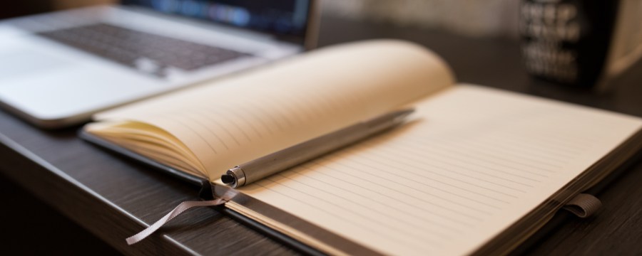 agenda-desfoque-computador-ao-fundo